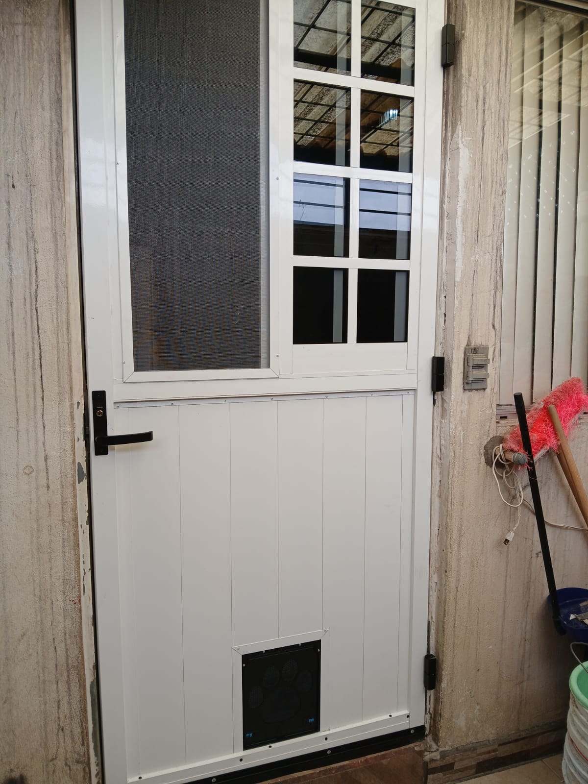 Puerta de aluminio con apertura especial para mascota